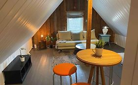 Koselig loftsleilighet med peis, bad og kjøkken